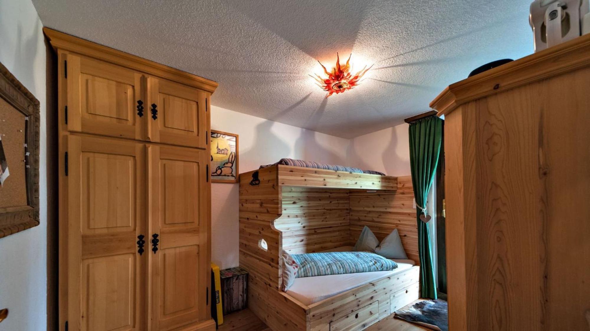 Chesa Flurigna - Zuoz Apartman Kültér fotó